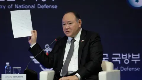 O ministro da Defesa das Filipinas denunciou uma declaração da China feita ao vivo em um fórum internacional: &quot;Isso é coerção, intimidação e agressão&quot;