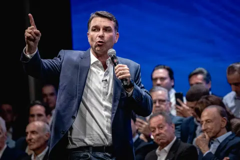Como Flávio Bolsonaro passou de azarão a alvo de interesse do empresariado