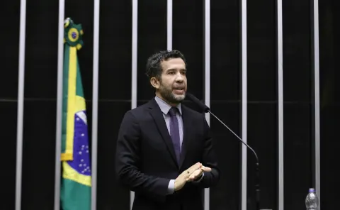 Uso diário de cannabis medicinal mudou minha vida, diz Janones, deixei de usar 7 medicamentos pra saúde mental