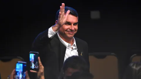 Flávio Bolsonaro deixa o Brasil e viaja aos EUA
