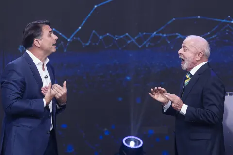 Lula e Flávio Bolsonaro disputam votos de 48,7 milhões de ausentes e eleitores de terceira via