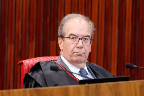 TSE nega pedido de Flávio para suspender mensagens do governo Lula