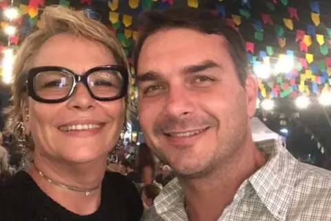 Rogéria Bolsonaro declara que filho deixou o Brasil devido a perseguições da Justiça