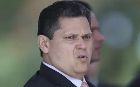 Alcolumbre defende Alexandre de Moraes e ataca Flávio Bolsonaro
