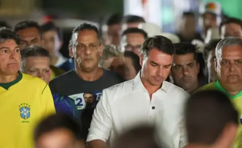Flávio visita Jair em meio a temor de apreensão do passaporte