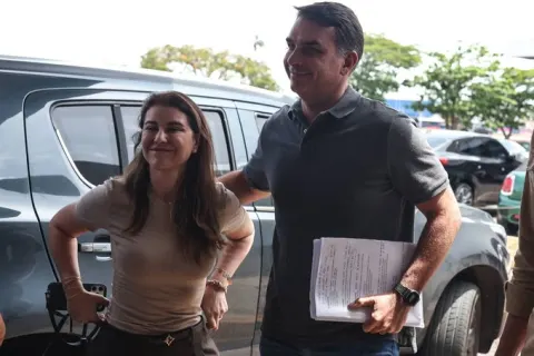 Imprensa vaza anotações de Flávio, para o debate da TV Globo. Anotações de Lula, por obvio, não foram encontradas.