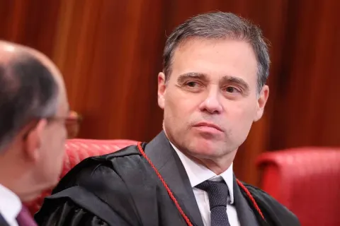 Mendonça libera para plenário do STF caso de mensagens entre Moraes e Vorcaro; decisão cabe a Fachin