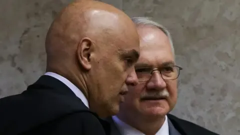 Escândalo Moraes sai do foco com ajuda de Dino e Fachin
