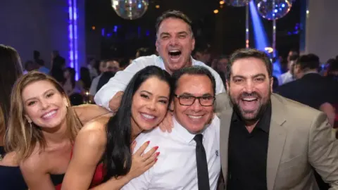 Suruba na pandemia: Flávio Bolsonaro participou de festa em lancha com garotas de programa em plena Covid-19 – e ainda ganhou Rolex de presente, aponta revista Piauí
