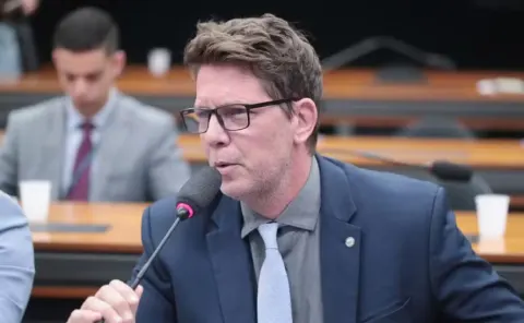 Dino determina que Mário Frias e outros investigados no caso Dark Horse não podem deixar o país nem se falar entre si