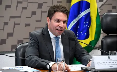 DHS dos EUA Classifica Ramagem como Imigrante Ilegal e Confirma Processo de Deportação