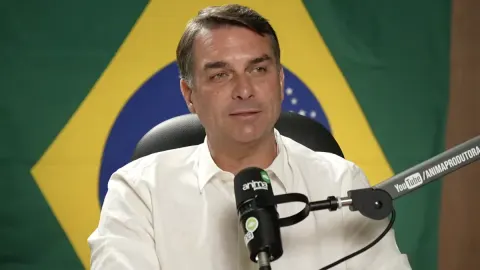 Flávio defende rever grade curricular e crítica aprovação automática.