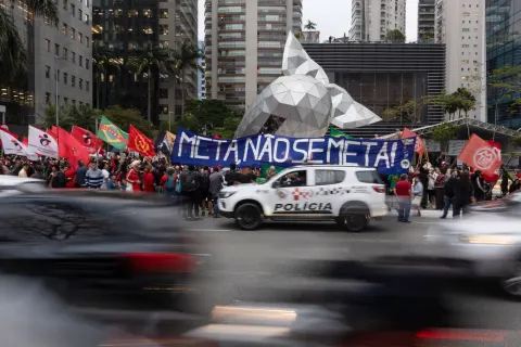 Manifestantes pró-Lula fazem protesto em frente à sede da Meta