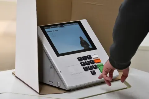 Eleições: Jovens mobilizam votos para Lula e Flávio no 2º turno | Voto na Mochila