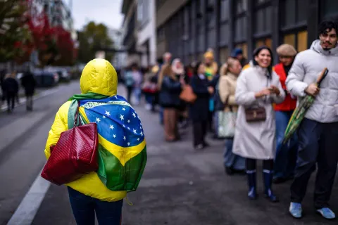 Voto no exterior: veja os resultados por país e a apuração de Lula x Flávio no 2º turno das eleições 2026