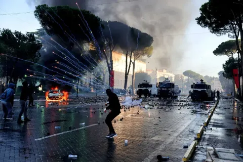 Europa enfrenta novo fim de semana de protestos em mais de cinco países | CNN Brasil