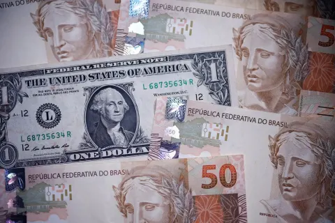 Dólar hoje dispara 12% e atinge R$ 5,60 com reeleição de Lula