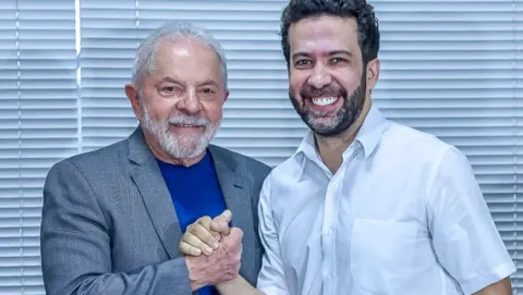 JANONES &quot;DRIBLA O TSE&quot; AO ENGANAR A DIREITA
