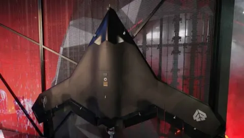 Grupo WB da Polônia apresenta o Warmate 30, a mais recente novidade em sistemas de drones de reconhecimento e ataque - (X-47b).