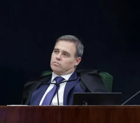 Mendonça pede a Fachin afastamento imediato de Moraes do STF