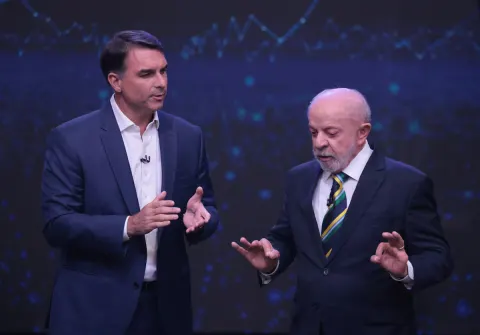 Flávio se sai melhor em debate, mas sem bala de prata para definir a disputa