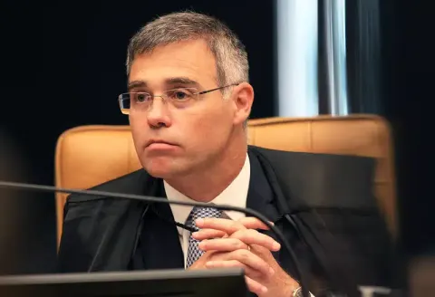 Começou a máquina a tentar queimar André Mendonça 