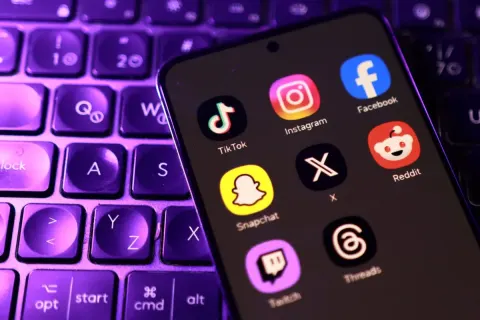 Polônia diz que redes sociais são aliadas silenciosas da Rússia | CNN Brasil