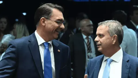 Flávio age como estadista: busca Gilmar e isola Moraes