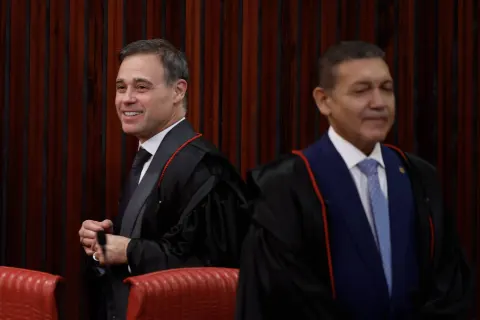 &quot;As redes sociais são um poder paralelo perigoso que as democracias precisam regular&quot;, diz leitor