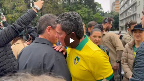 Sérgio Moro e Tarcísio de Freitas têm uma conversa ao pé do ouvido durante ato na Avenida Paulista