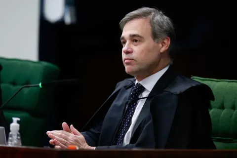 Mendonça pede que Alexandre de Moraes seja afastado do STF imediatamente