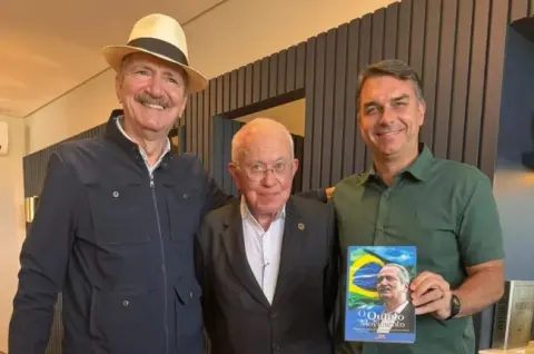 Ex-ministros de Lula e Dilma, Aldo Rebelo e Mangabeira Unger declaram apoio a Flávio
