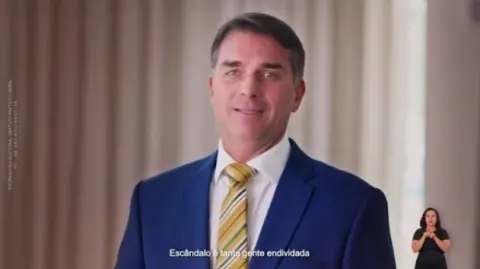 Deputados lulistas pedem apreensão do passaporte de Flávio
