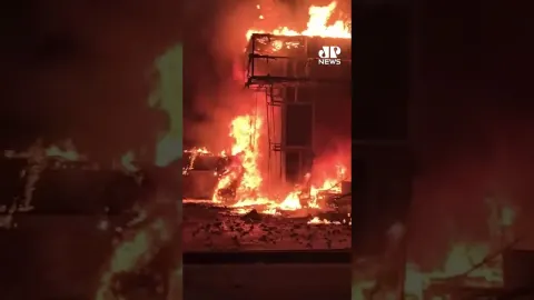 Prédio do Supremo Tribunal da Albânia é incendiado durante protestos.