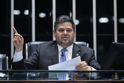 Urgente: Alcolumbre defende Moraes e alfineta Flávio Bolsonaro por financiamento de “Dark Horse”