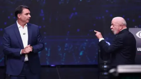 Lula fez 16 afirmações verdadeiras e Flávio Bolsonaro contou 10 mentiras no debate da Band