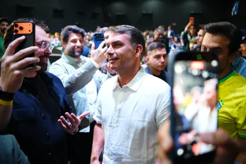 Flávio Bolsonaro tem 50,6% dos válidos enquanto Lula tem 49,4%, diz pesquisa Indexa/Broadcast
