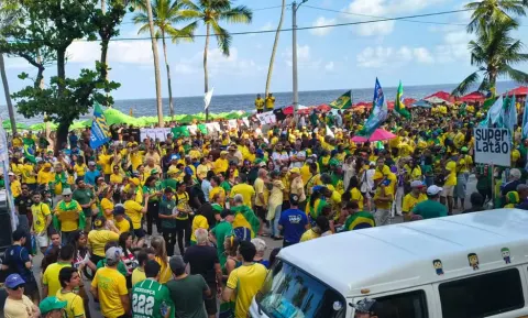 Grupo protesta pedindo afastamento de Moraes, na Avenida Boa Viagem em Recife