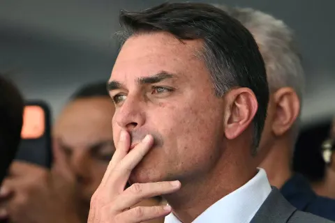 Fuga de Flávio engrossa lista de bolsonaristas que deixaram o país; relembre casos
