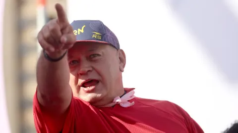 Líder chavista manda recado a María Corina e celebra Lula
