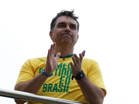 Foreign Policy: vitória de Flávio Bolsonaro pode levar à presença militar dos EUA no Brasil