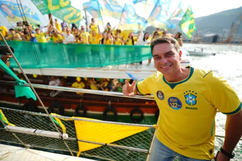 Palver mostra Flávio Bolsonaro numericamente à frente de Lula no segundo turno