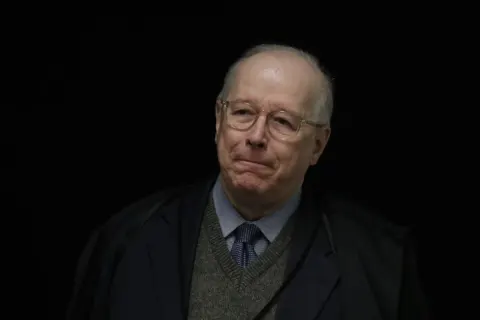 ‘Não há espaço para sombras’, diz Celso de Mello sobre mensagens de Vorcaro a Moraes