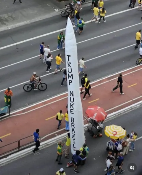 ((Sempre tem uns retardados, parece até false flag de tão idiota)): Apoiadores de Flávio Bolsonaro levam à Paulista míssil inflável que pede para Trump fazer um ataque nuclear no Brasil