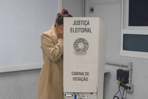 URGENTE!!!! FOLHA DE SP: Painel: Flávio teve zero voto em 106 urnas, nas quais somou quase 15 mil