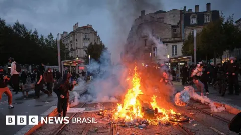Quase mil pessoas são presas após confrontos em mais um dia de protestos em massa na França.