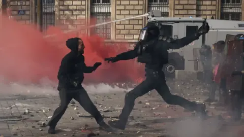 Prédio incendiado, mais de mil presos: o que está por trás de dia de protestos na França.