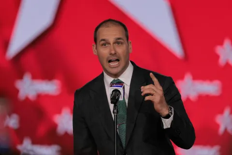 Eduardo Bolsonaro sugere envio de fuzileiros ao Brasil e defende que Flávio deixe o Brasil se perder