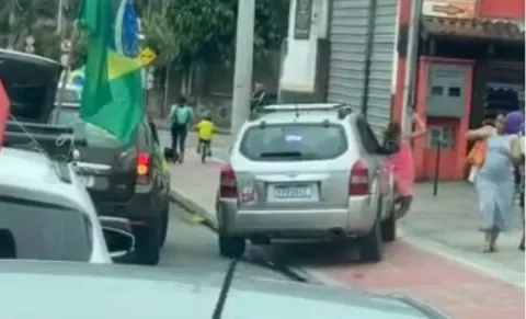 Radar Litoral | Motorista se revolta com carreata pró Flávio Bolsonaro, invade ciclovia e atropela duas crianças em Ilhabela
