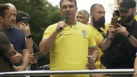 Flávio faz live com apoiadores e reforça ato de 7 de Setembro